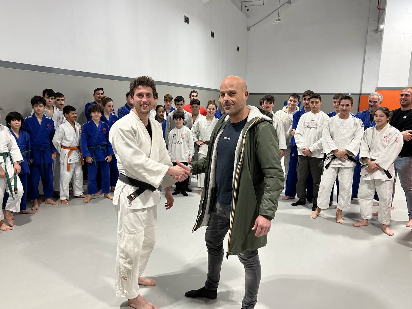 Carlos Fernández, director técnico del Judo Avilés, presenta al nuevo entrenador del club, Ricardo García.