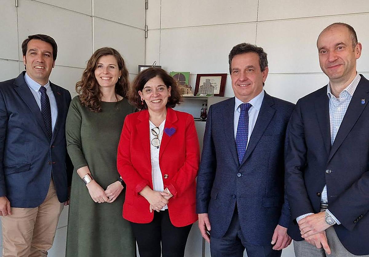 Los vicepresidentes segundo y primero del Colegio Oficial de Médicos, Jesús Rodríguez Virgili y Elisa Seijo; la consejera de Salud, Concepción Saavedra; el presidente del Colegio Oficial de Médicos, Luis Antuña, y el viceconsejero de Política Sanitaria, Pablo García.