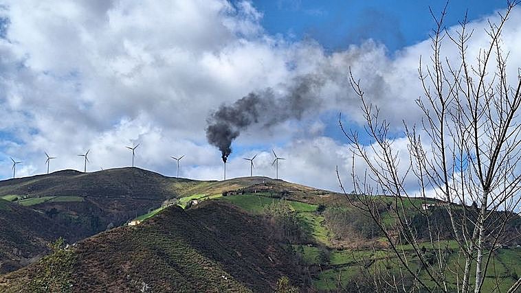 Arde uno de los molinos del parque de aerogeneradores de la Sierra del Pumar, en Cudillero.