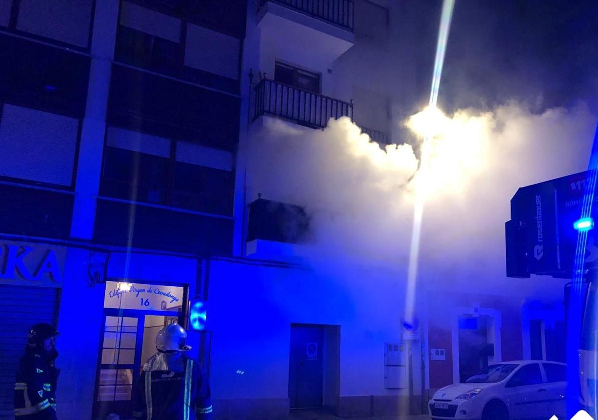 Los bomberos en el edificio de Cudillero en el que se originó el incendio.