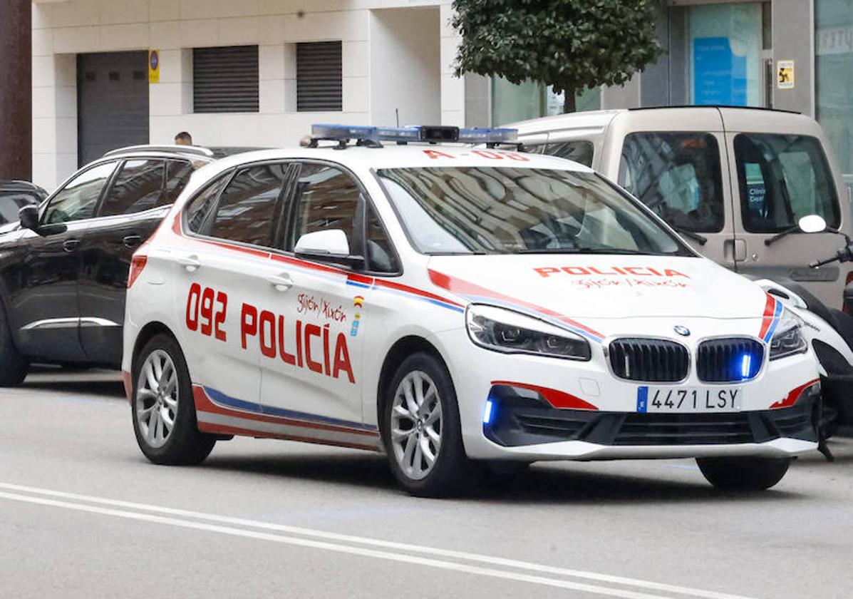 Un coche de la Policía Local de Gijón.