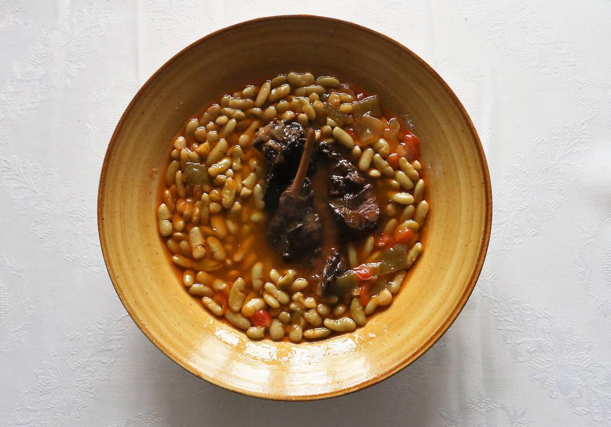 Plato de verdinas con liebre del restaurante Casa Telva.