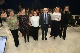 María Jesús Álvarez, Diana Gato, Paz Menéndez, Ignacio Villaverde, Eva Pando y Marián Hurlé, antes de la mesa redonda de igualdad.