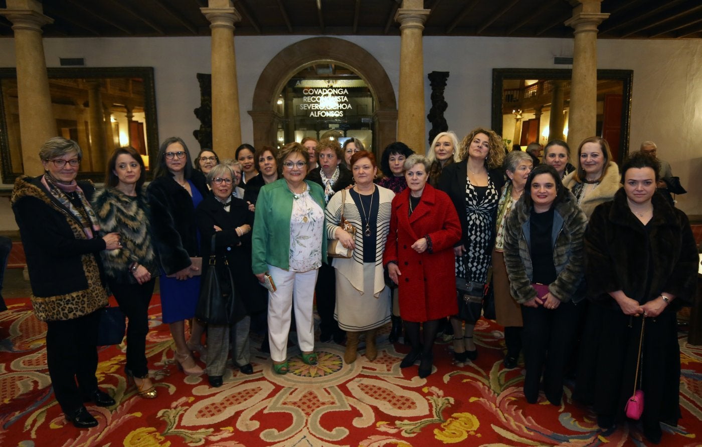 Amada Álvarez Pico, de chaqueta verde, rodeada de las guisanderas en el hall del hotel de la Reconquista.
