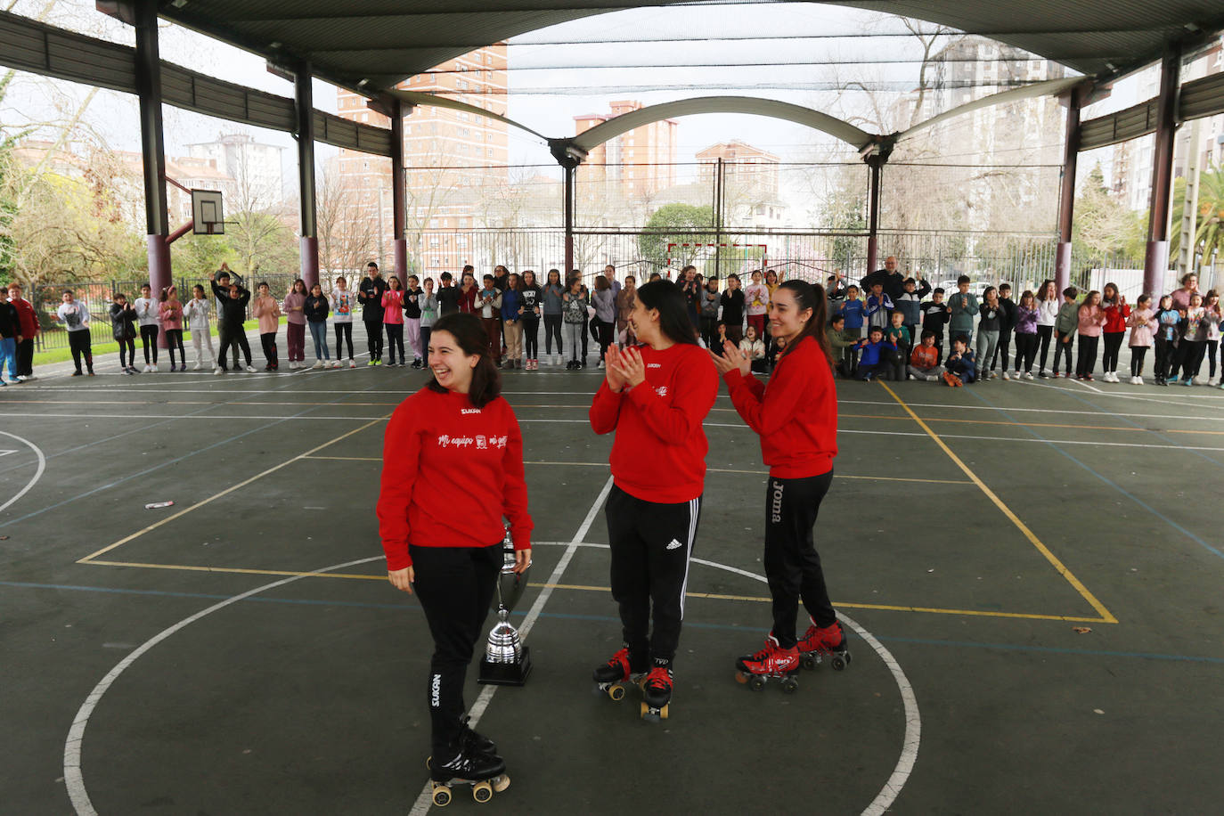 La visita de las campeonas del Telecable Hockey a los estudiantes de Gijón