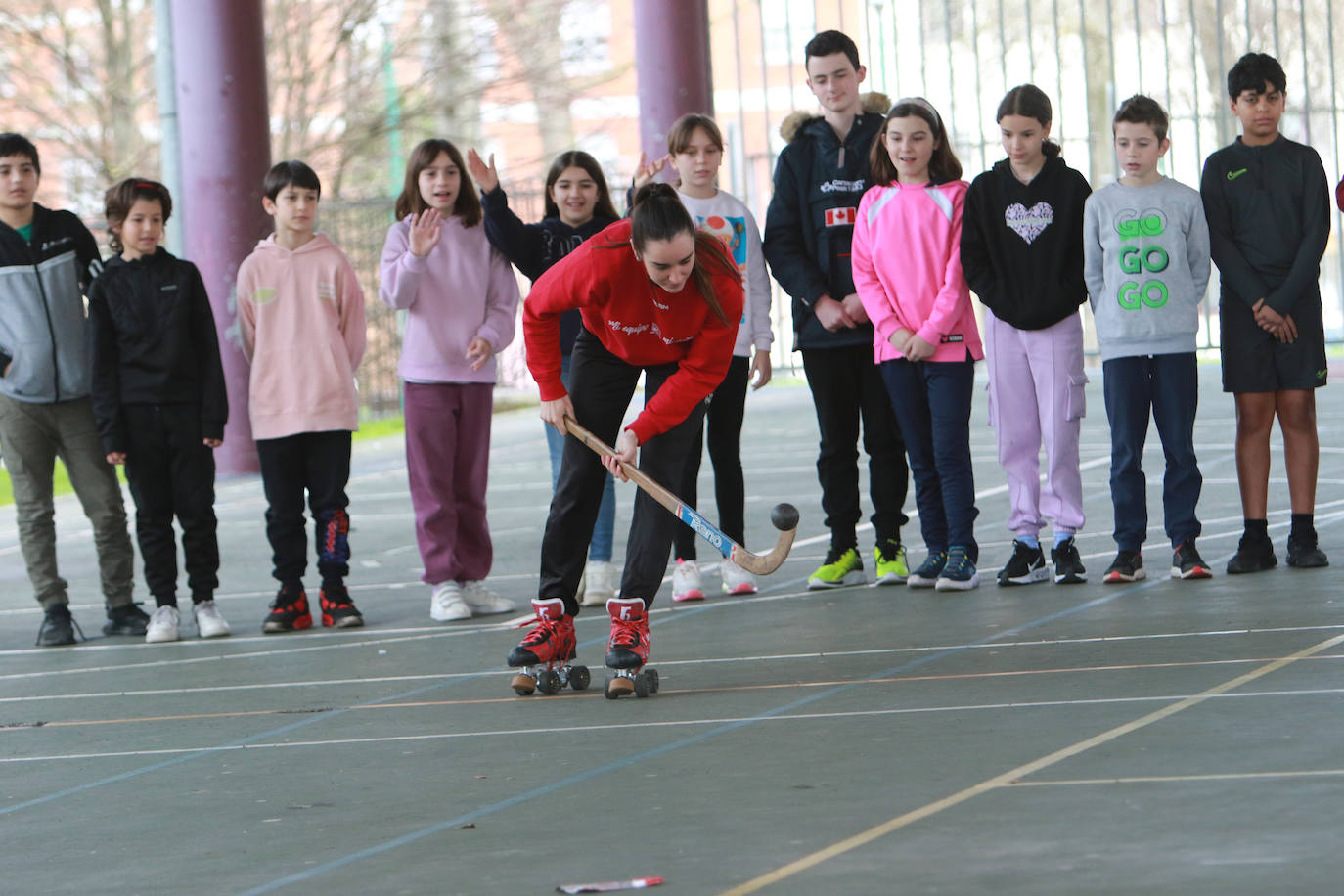 La visita de las campeonas del Telecable Hockey a los estudiantes de Gijón