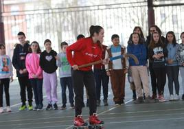 La visita de las campeonas del Telecable Hockey a los estudiantes de Gijón