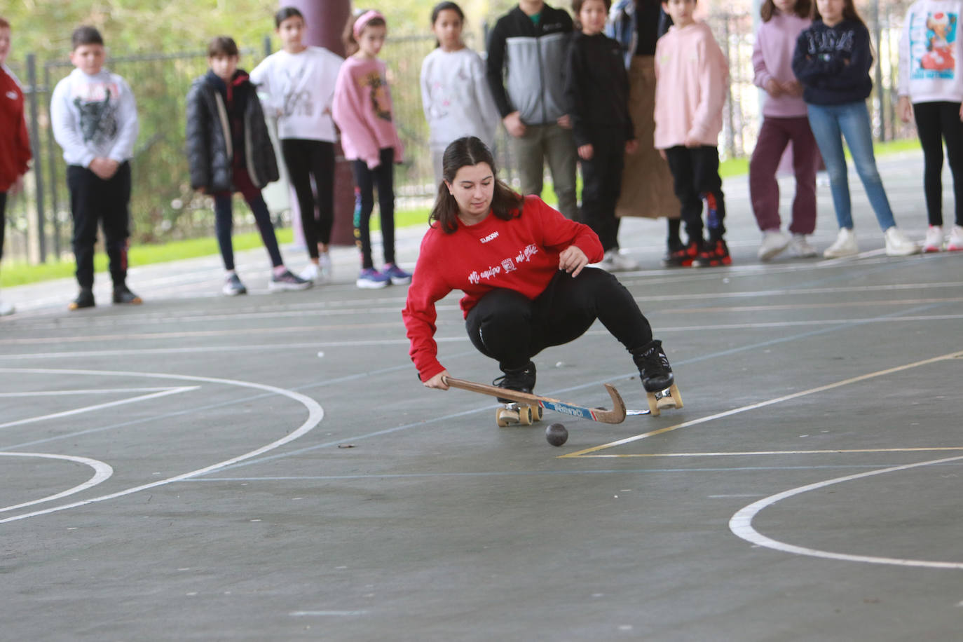 La visita de las campeonas del Telecable Hockey a los estudiantes de Gijón