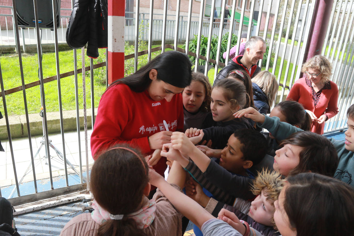 La visita de las campeonas del Telecable Hockey a los estudiantes de Gijón