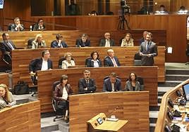 El consejero Alejandro Calvo, en la Junta, sentado en la primera fila, el segundo por la izquierda, escuchando al líder del PP, Álvaro Queipo, en un pleno semanas atrás.