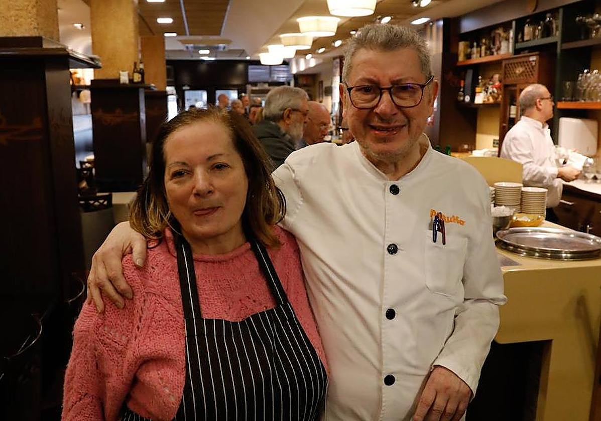 Ataúlfo Blanco y Rosario Vitienes, en la Sidrería Ataúlfo; ambos se jubilan el domingo.