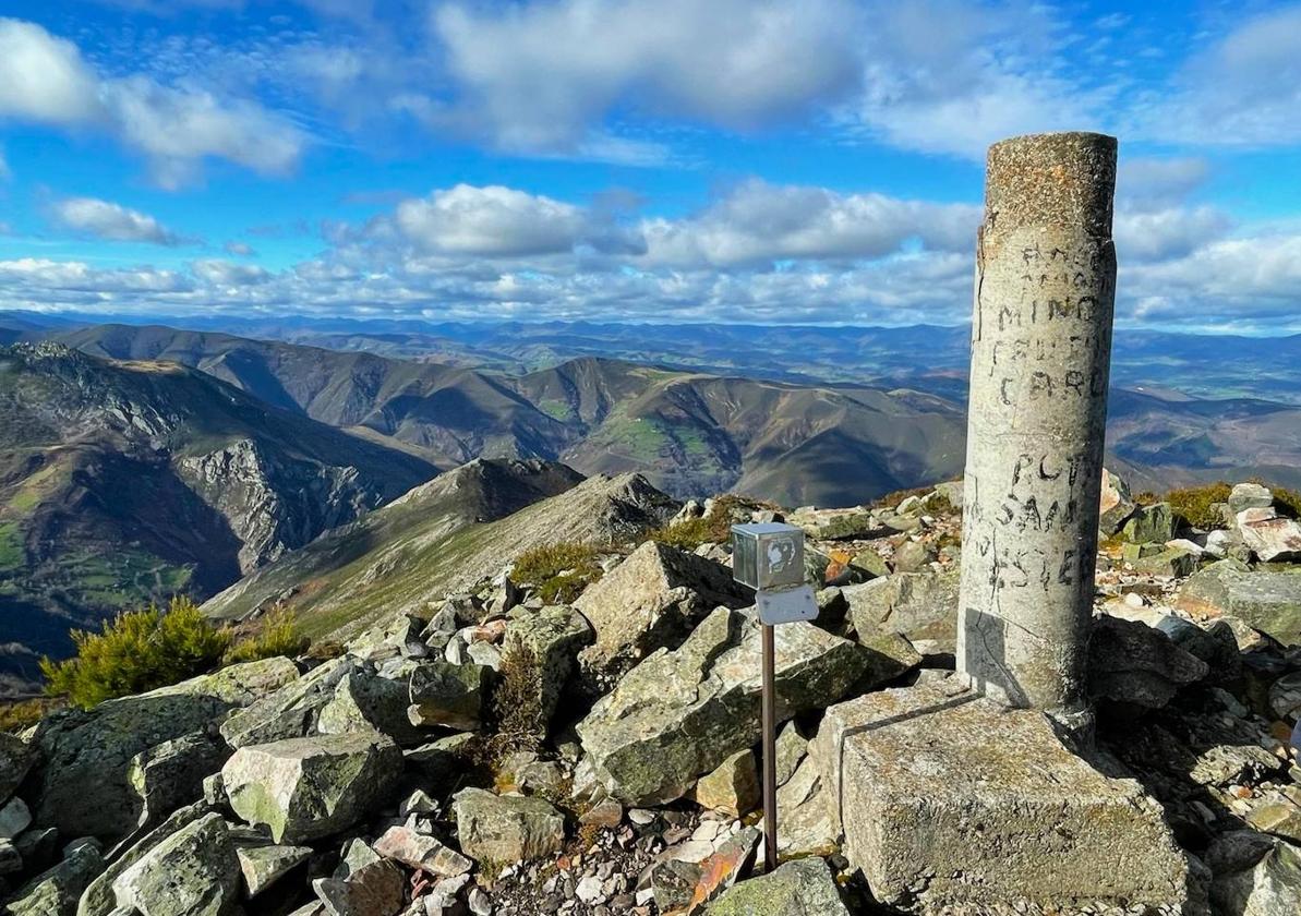 Vértice geodésico y buzón de cumbres en la pedragosa cima de Peña Manteca