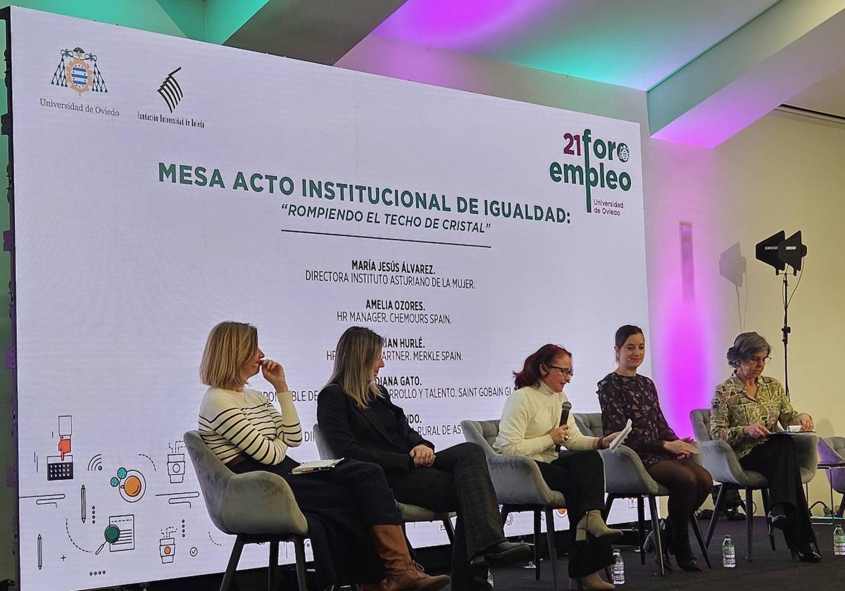 La mesa redonda 'Rompiendo el techo de cristal' que se celebró en el Palacio de Exposiciones y Congresos de Oviedo.