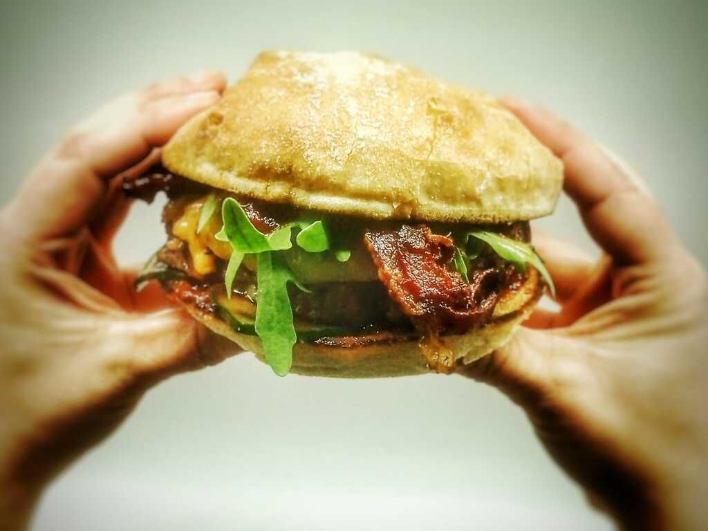 Hamburguesa La Tecerete, elaborada en TC28 Beber y Comer, en Mieres