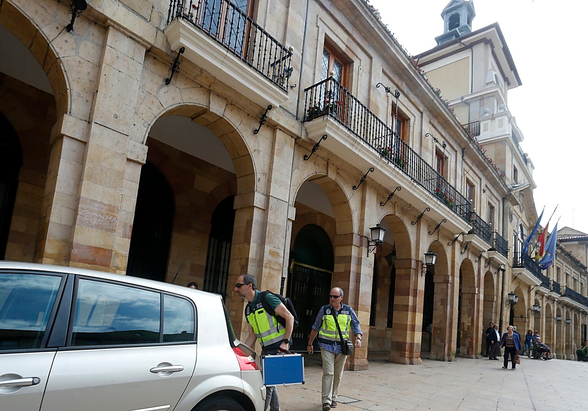Agentes de la UDEF durante el registro del Ayuntamiento en julio de 2018.