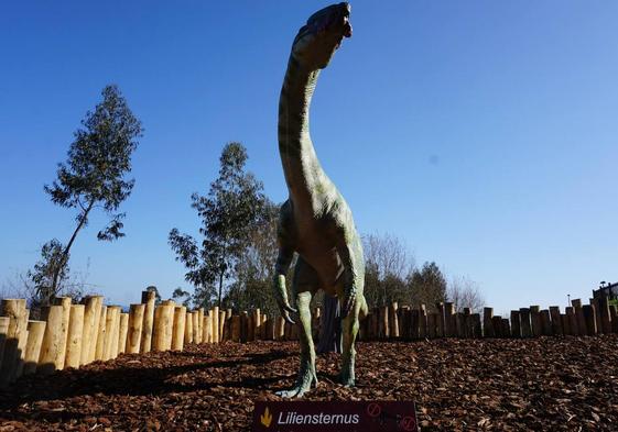 Réplica de un dinosaurio en el exterior del Museo del Jurásico de Asturias.