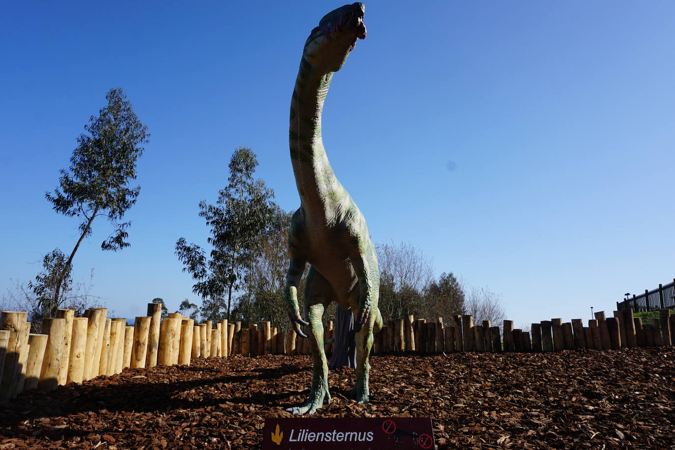 Réplica de un dinosaurio en el exterior del Museo del Jurásico de Asturias.