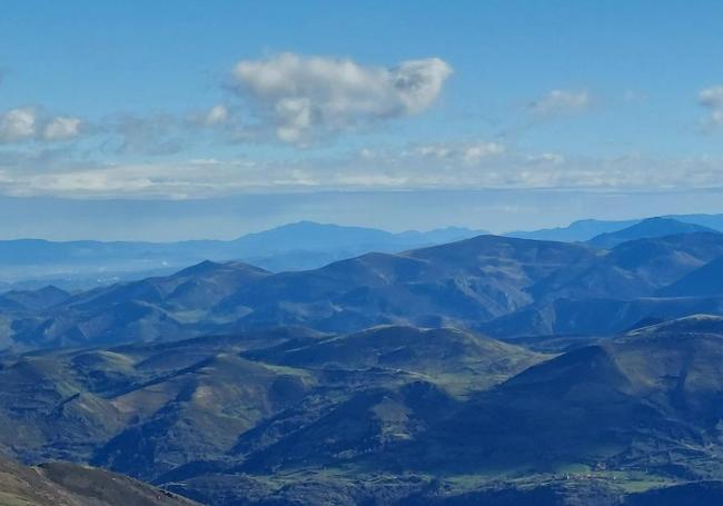 La sierra del Sueve y el Cantábrico, escondido tras ella, también se alcanzan a ver desde esta guapa cumbre de la sierra Manteca