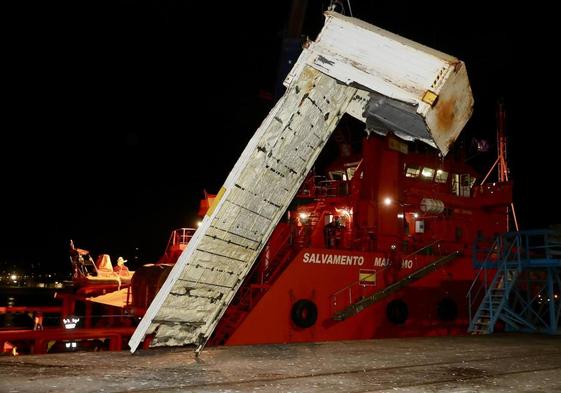Salvamento Marítimo recupera el contenedor extraviado.