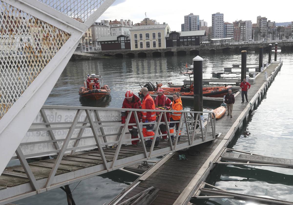 Espectacular rescate de un piragüista en Gijón