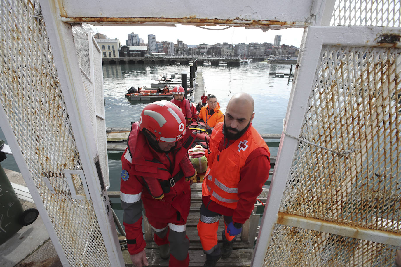 Espectacular rescate de un piragüista en Gijón