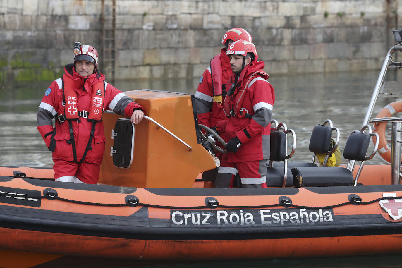 Espectacular rescate de un piragüista en Gijón