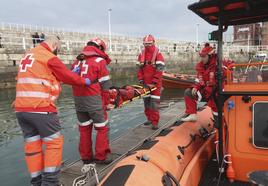Espectacular rescate de un piragüista en Gijón