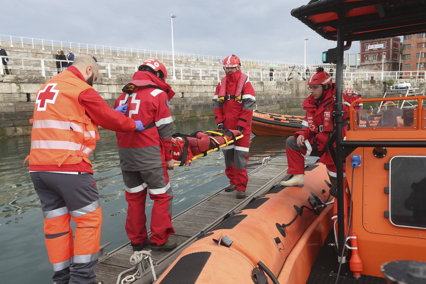 Espectacular rescate de un piragüista en Gijón