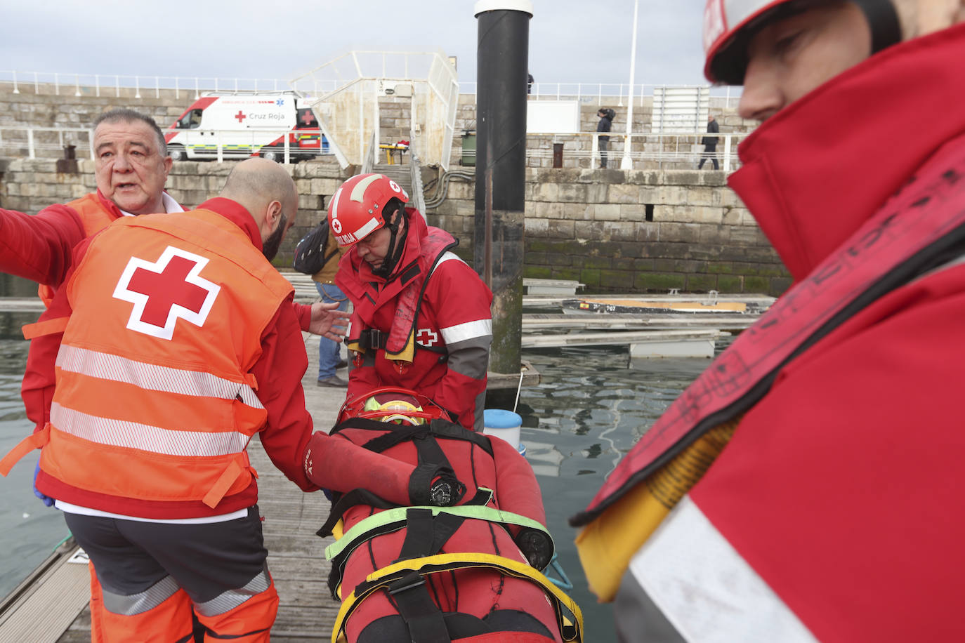 Espectacular rescate de un piragüista en Gijón