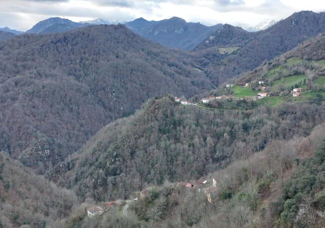 Villar de Zuepos y San Estebán asomando en la espesura