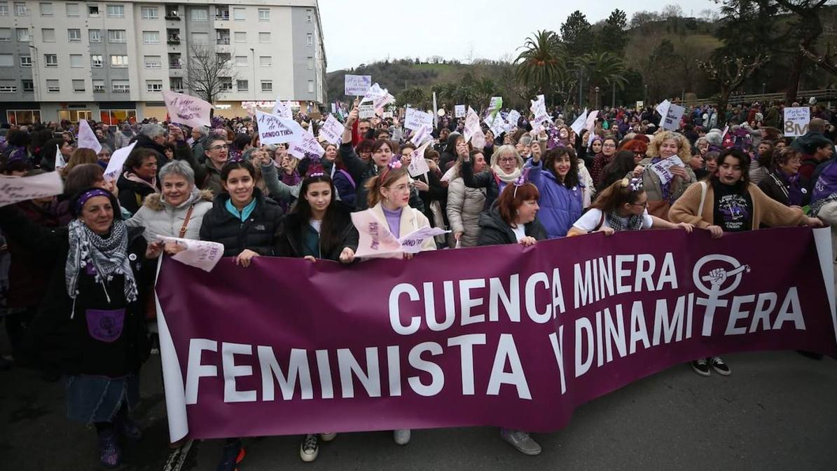 Las mujeres que encabezaron la multitudinaria marcha en Langreo por el 8M.