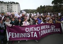 Las mujeres que encabezaron la multitudinaria marcha en Langreo por el 8M.