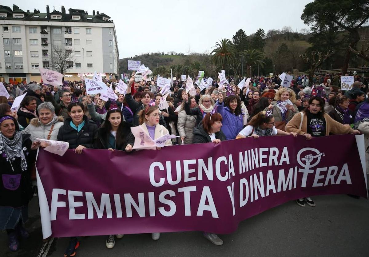 Las mujeres que encabezaron la multitudinaria marcha en Langreo por el 8M.