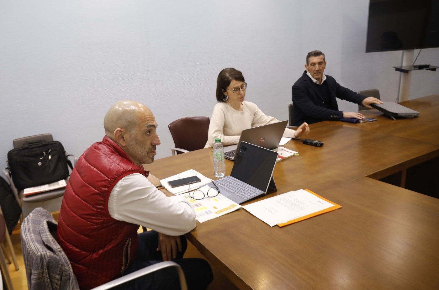 Óliver Suárez, antes de su comparecencia en la comisión de Cultura, Deportes, Festejos y Servicios Sociales.