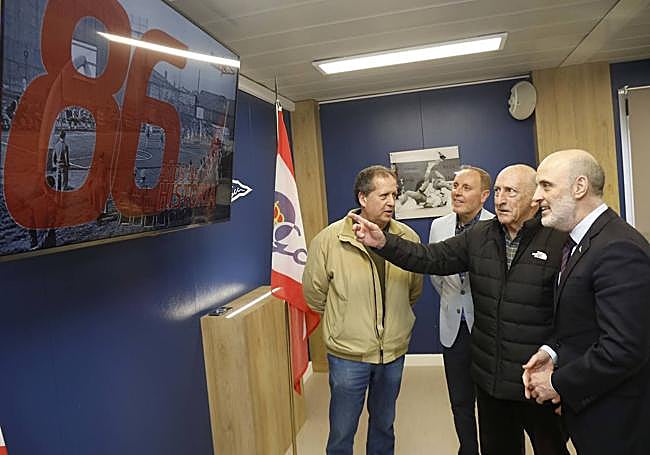 Falo Escandón, Alejandro Rionda, Juan Carrasco y Antonio Corripio comentan una vieja fotografía.