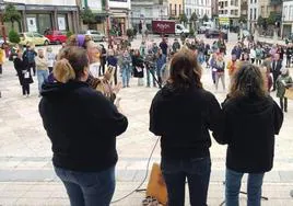 El grupo Pandereteres de L'Algar interpretan canciones tradicionales en la plaza del Ayuntamiento de Villaviciosa.