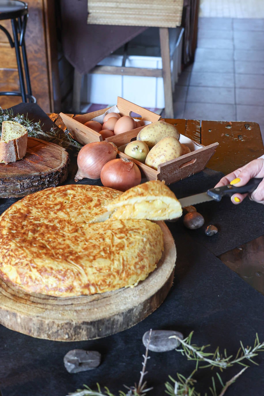 Huevo, patata, aceite y sal. Esta es con cebolla.