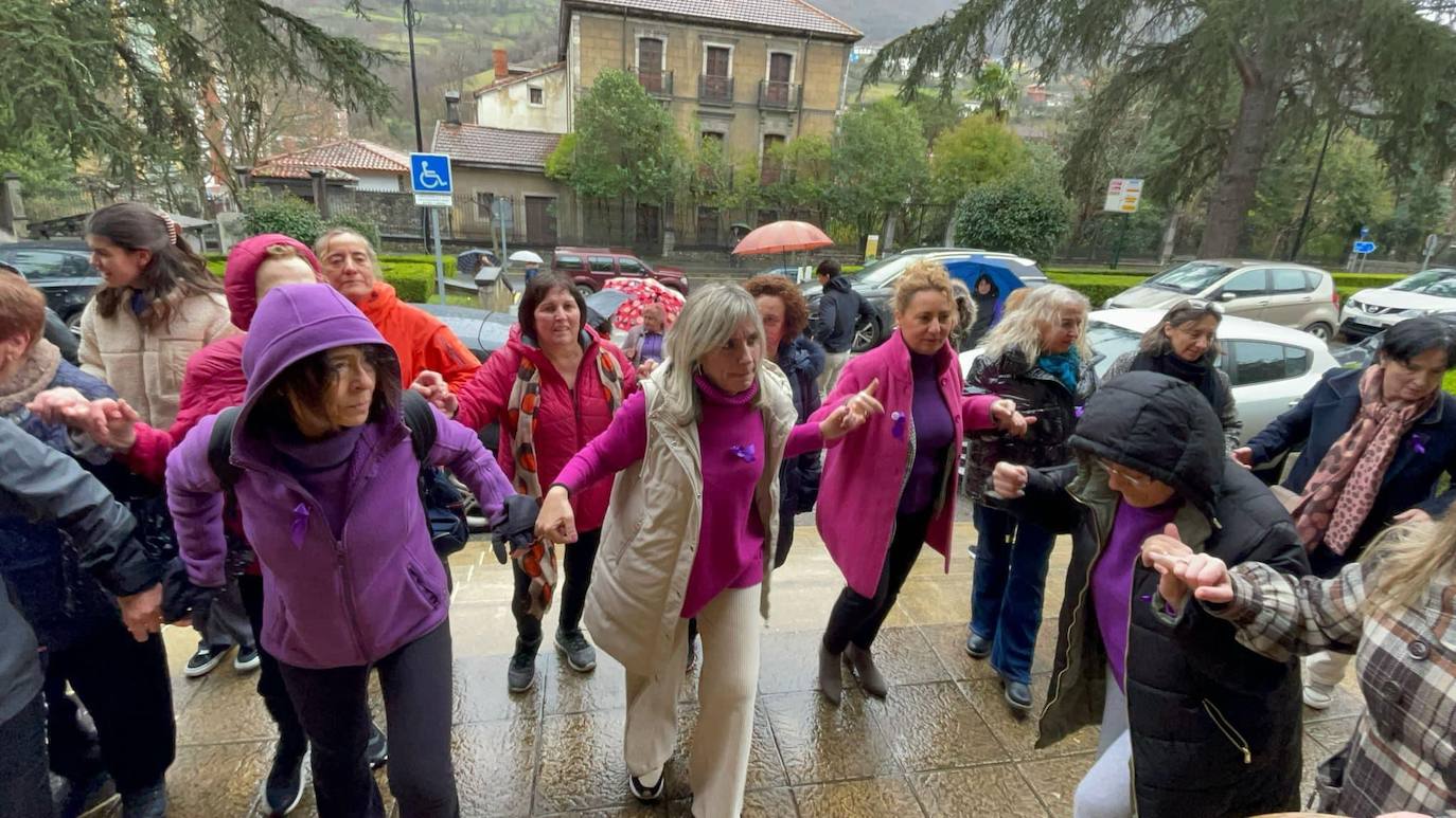 El feminismo tiñe Asturias de morado: las imágenes del Día de la Mujer por concejos
