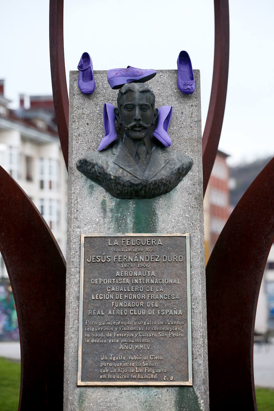 Multitudinaria manifestación del 8M en Langreo: las mujeres, dispuestas a seguir &#039;dando tira&#039;