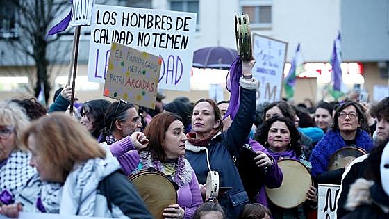 Multitudinaria manifestación del 8M en Langreo: las mujeres, dispuestas a seguir 'dando tira'