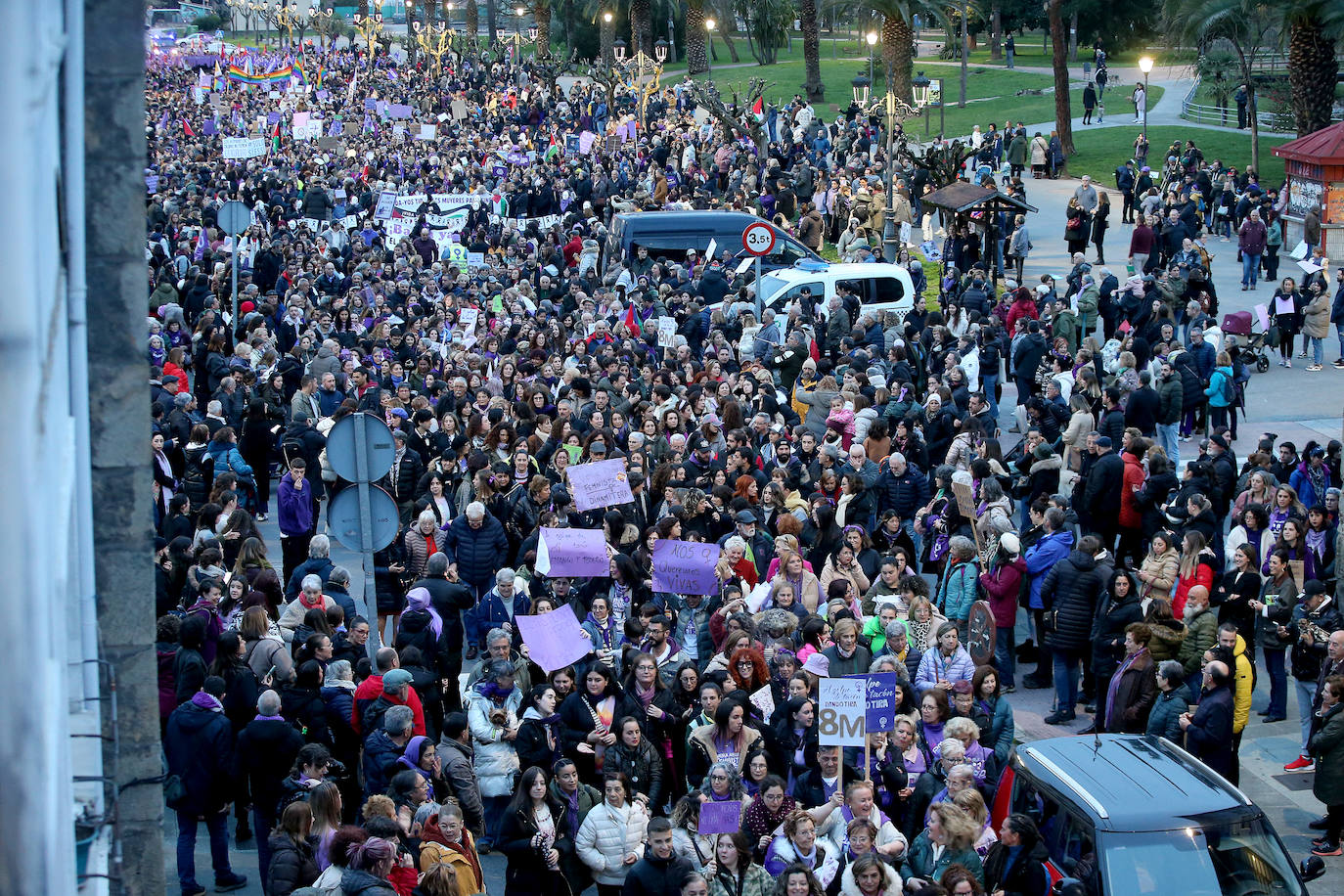 Multitudinaria manifestación del 8M en Langreo: las mujeres, dispuestas a seguir &#039;dando tira&#039;