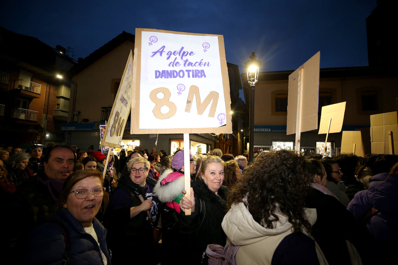 Multitudinaria manifestación del 8M en Langreo: las mujeres, dispuestas a seguir &#039;dando tira&#039;