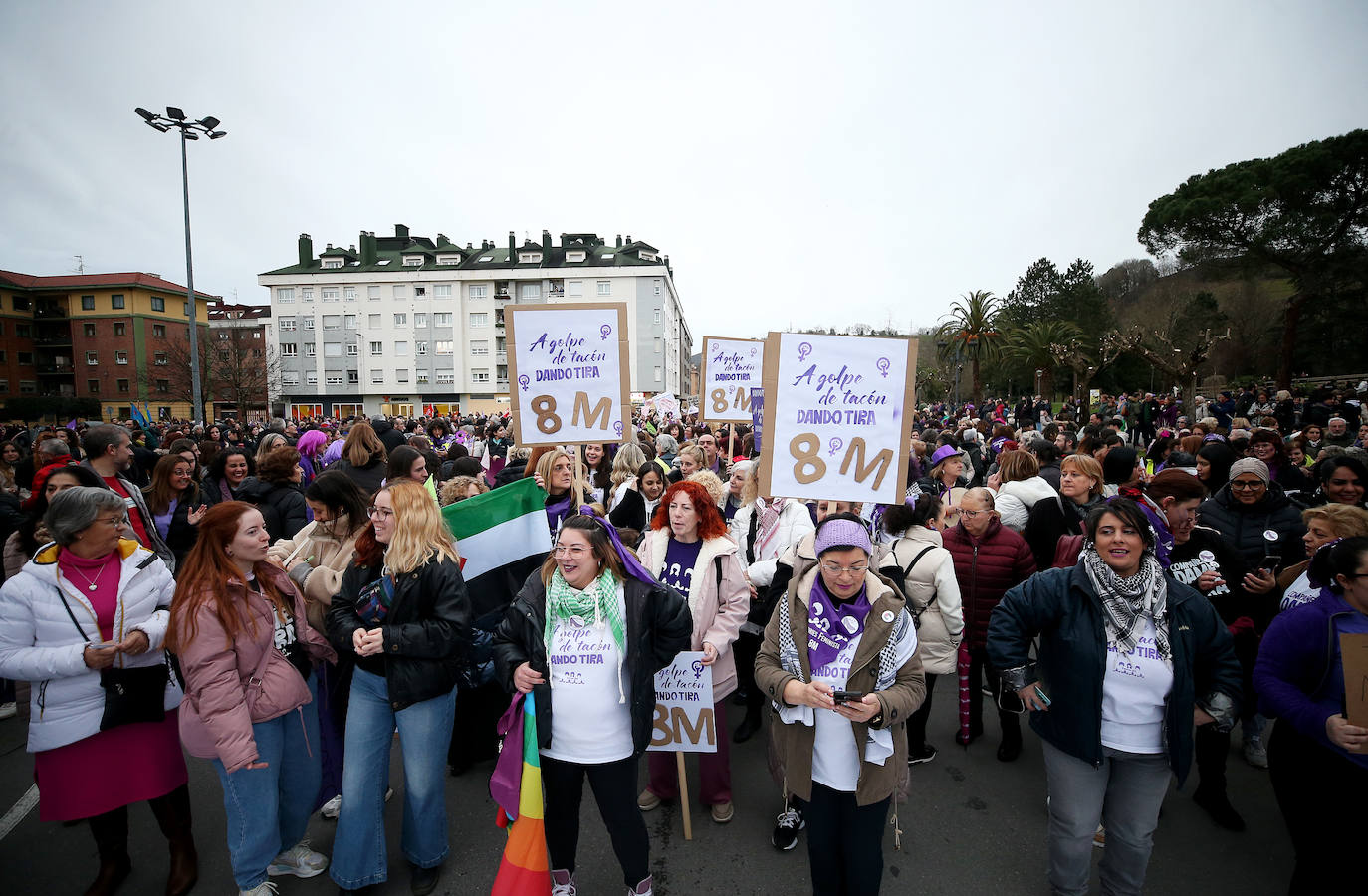 Multitudinaria manifestación del 8M en Langreo: las mujeres, dispuestas a seguir &#039;dando tira&#039;