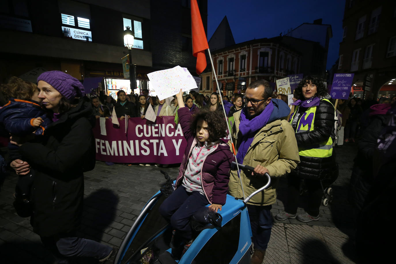 Multitudinaria manifestación del 8M en Langreo: las mujeres, dispuestas a seguir &#039;dando tira&#039;
