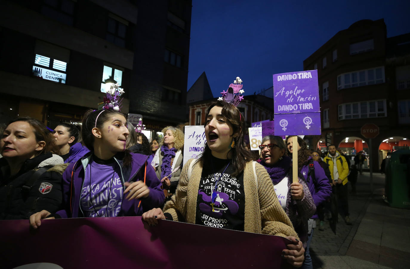 Multitudinaria manifestación del 8M en Langreo: las mujeres, dispuestas a seguir &#039;dando tira&#039;