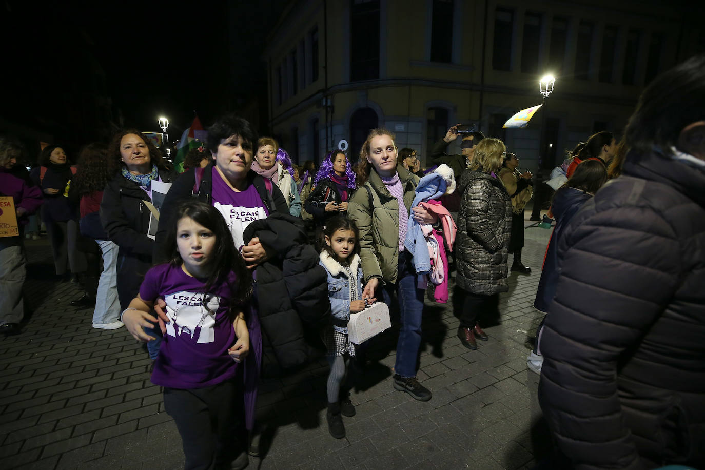 Multitudinaria manifestación del 8M en Langreo: las mujeres, dispuestas a seguir &#039;dando tira&#039;
