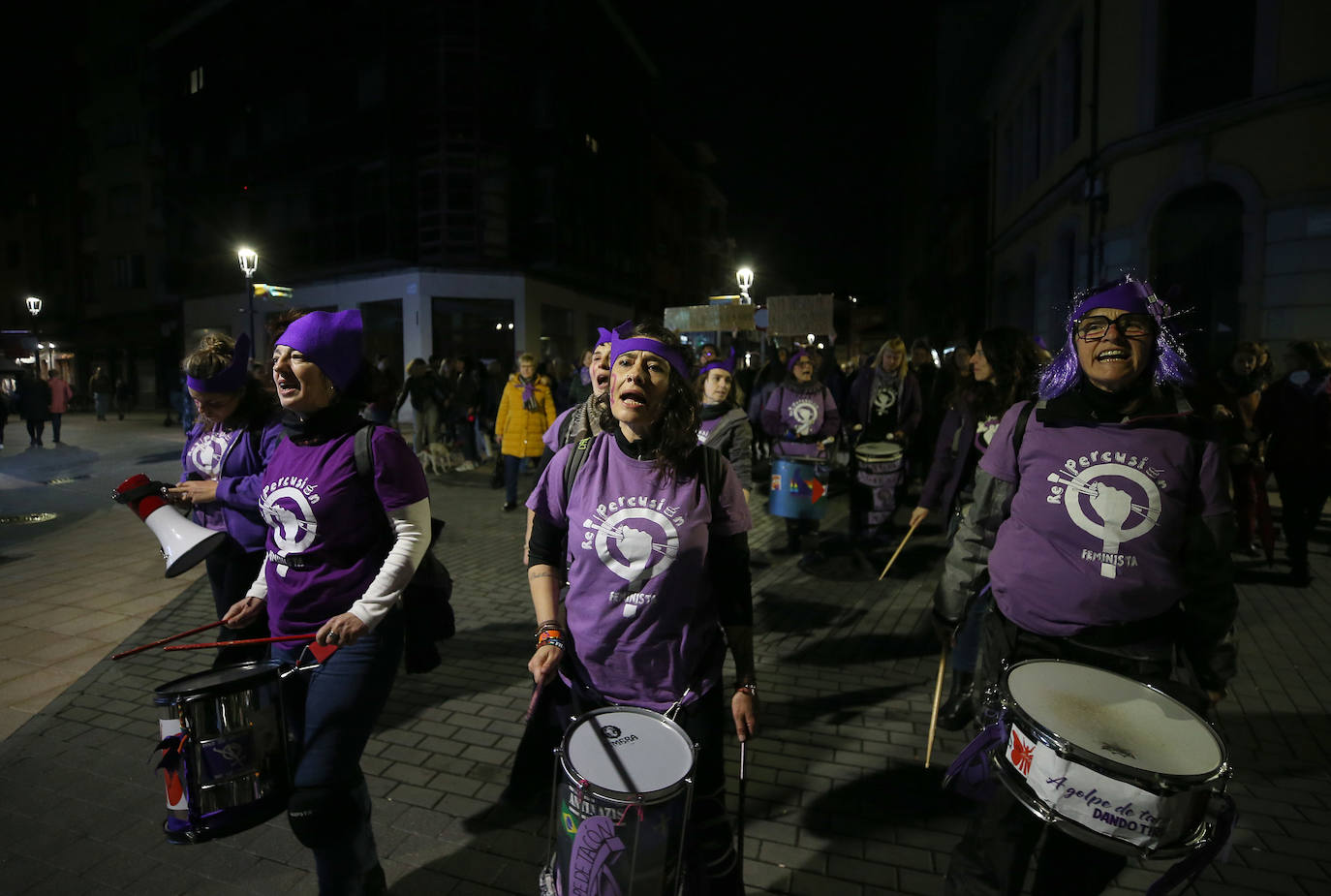 Multitudinaria manifestación del 8M en Langreo: las mujeres, dispuestas a seguir &#039;dando tira&#039;