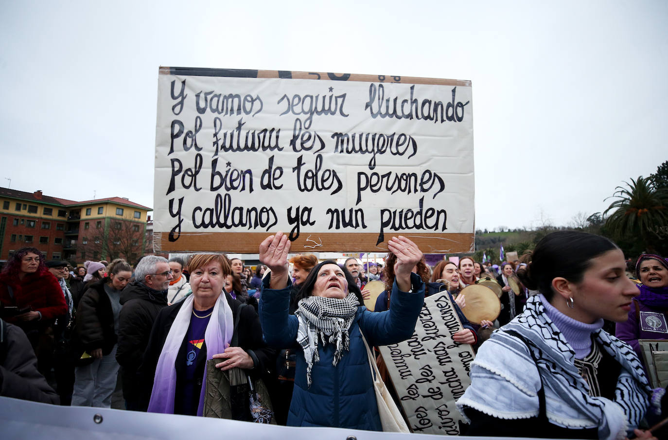 Multitudinaria manifestación del 8M en Langreo: las mujeres, dispuestas a seguir &#039;dando tira&#039;