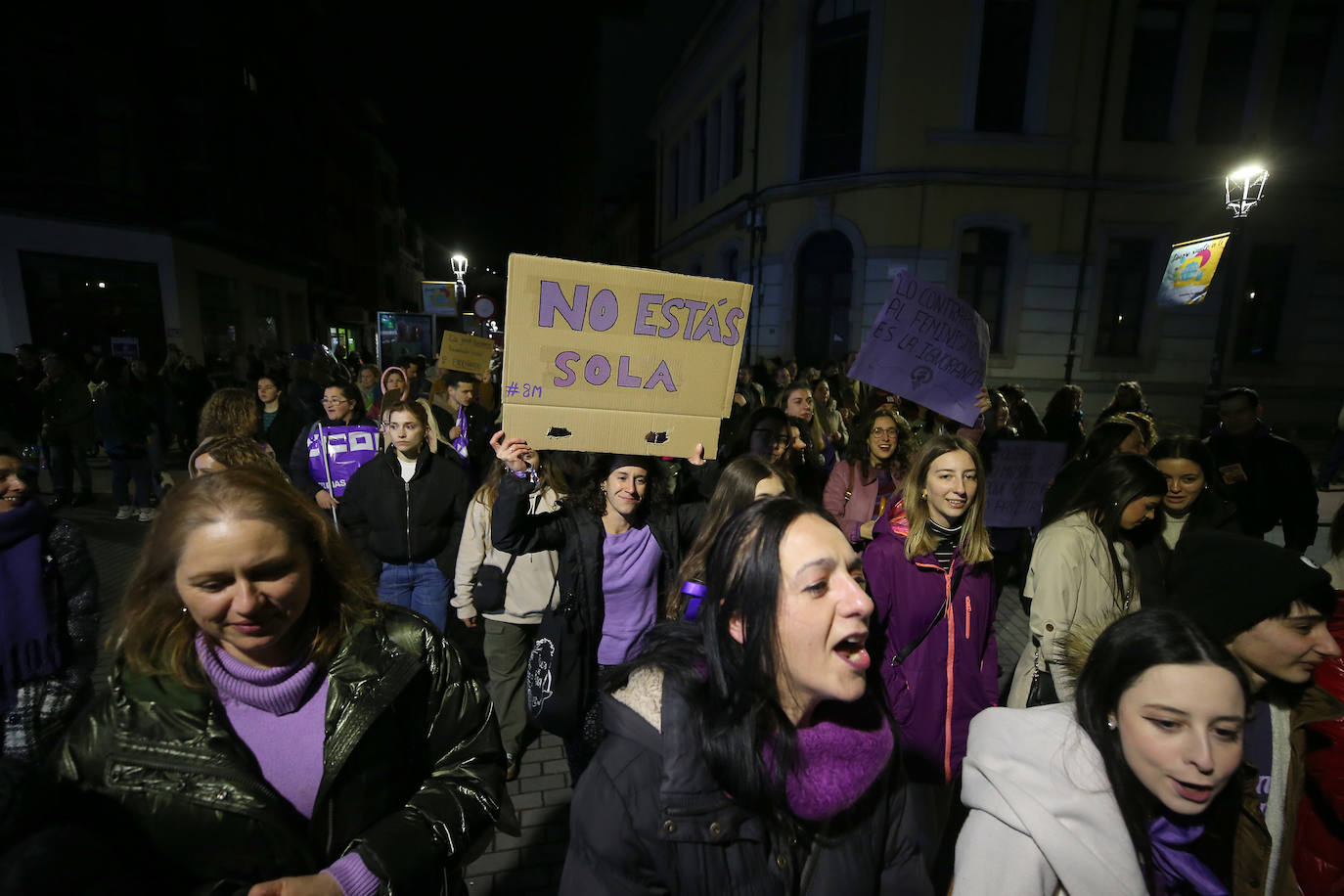 Multitudinaria manifestación del 8M en Langreo: las mujeres, dispuestas a seguir &#039;dando tira&#039;