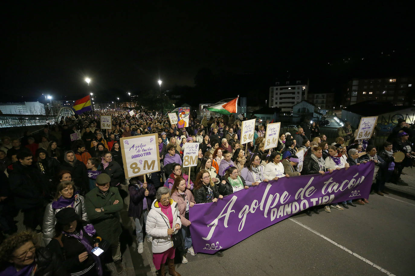 Multitudinaria manifestación del 8M en Langreo: las mujeres, dispuestas a seguir &#039;dando tira&#039;